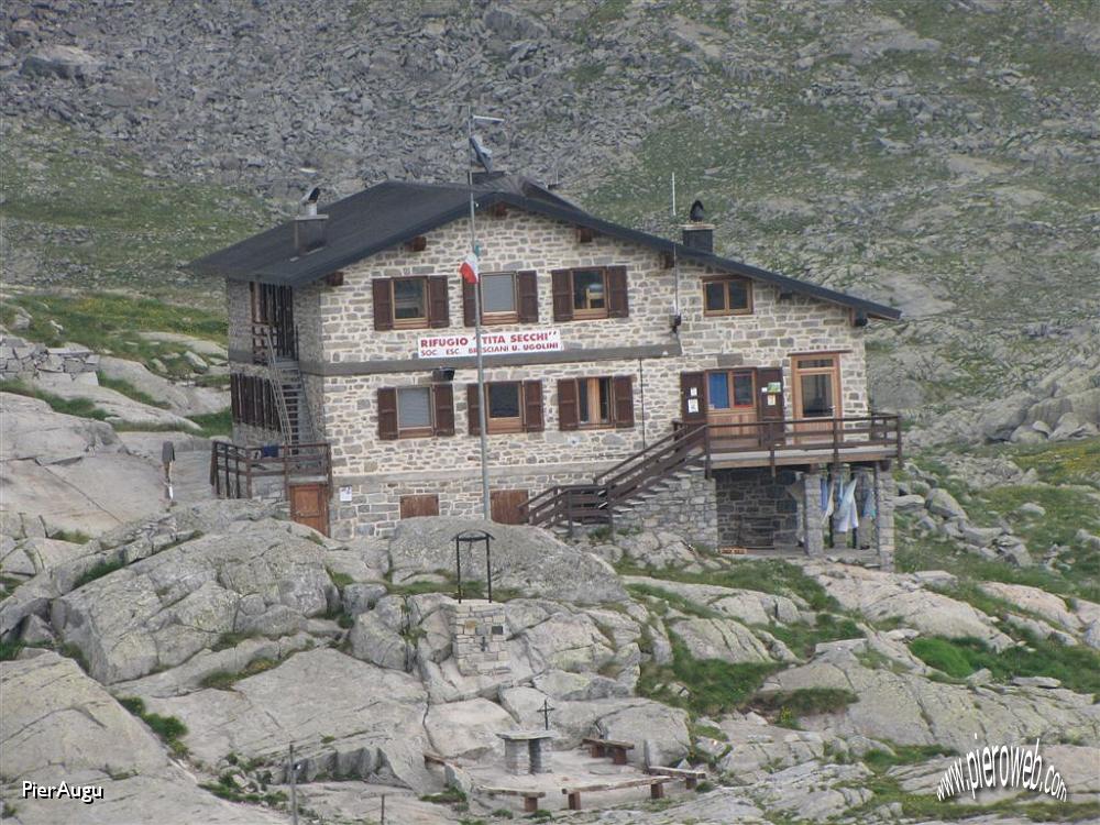 54 il Rifugio Tita Secchi 2357 m.JPG